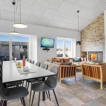 Nice Home In Tarm With Kitchen Buitenkant foto