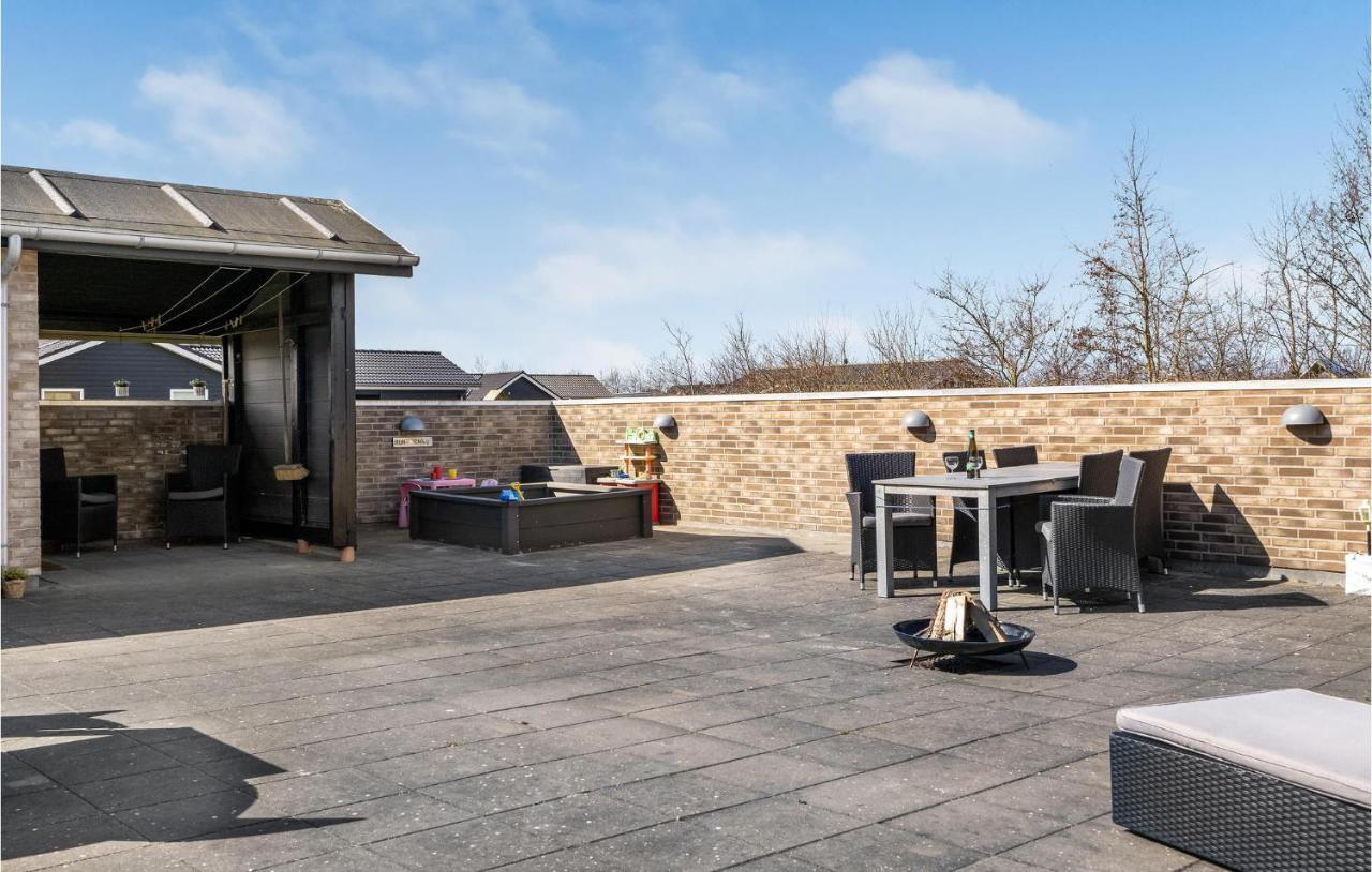 Nice Home In Tarm With Kitchen Buitenkant foto