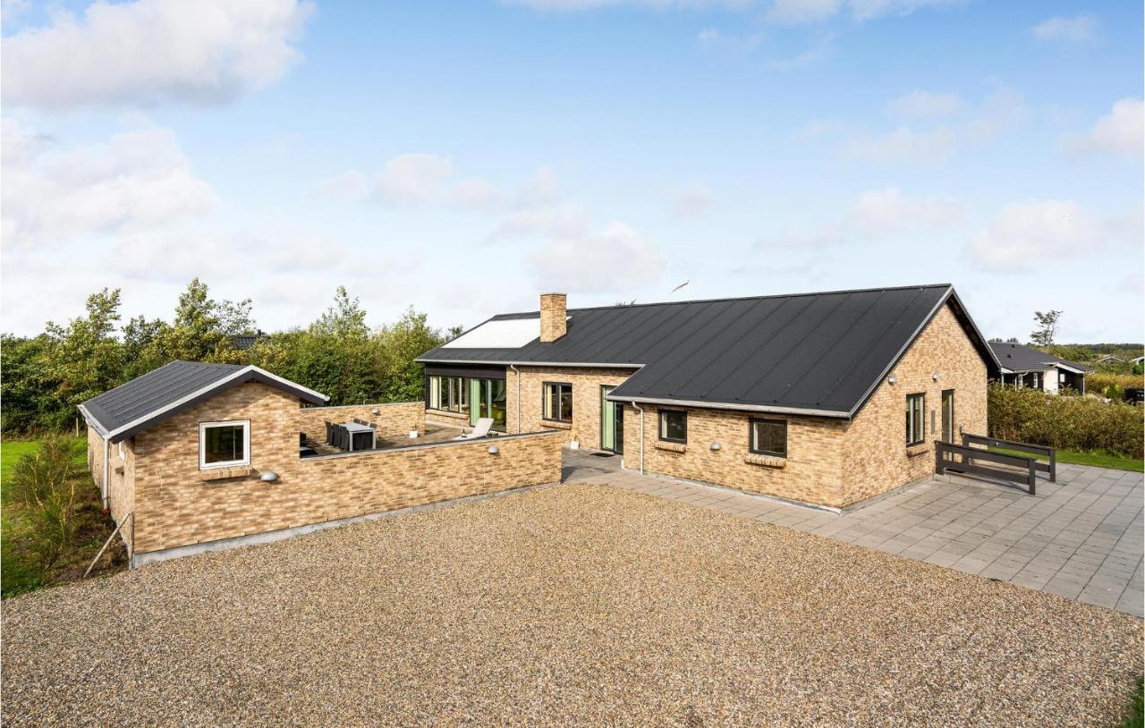 Nice Home In Tarm With Kitchen Buitenkant foto