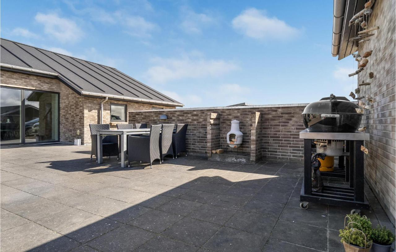 Nice Home In Tarm With Kitchen Buitenkant foto