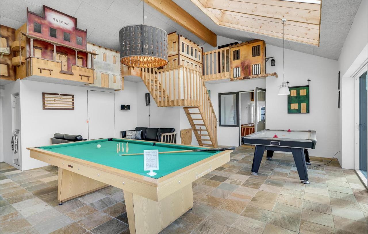 Nice Home In Tarm With Kitchen Buitenkant foto