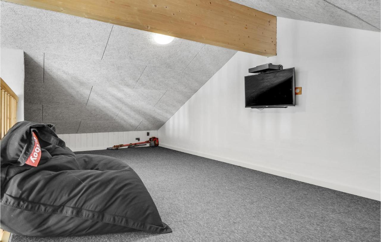 Nice Home In Tarm With Kitchen Buitenkant foto