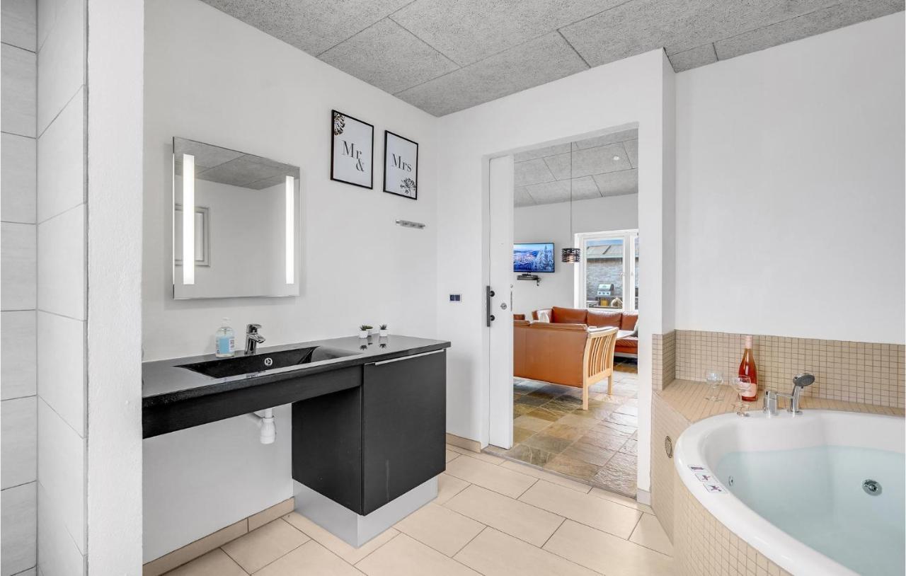 Nice Home In Tarm With Kitchen Buitenkant foto